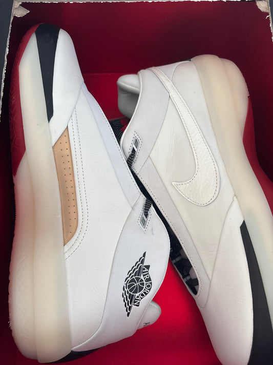 Nike Air Jordan 40 in weiss/schwarz/rot, Größe 47,5