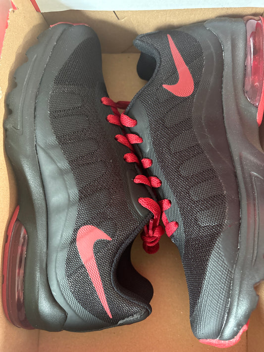 Nike Air Max Invigor in schwarz/rot, Größe 40