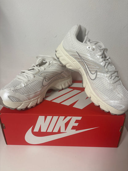 Nike Air Max Moto 2K in weiß/creme, Größe wählbar