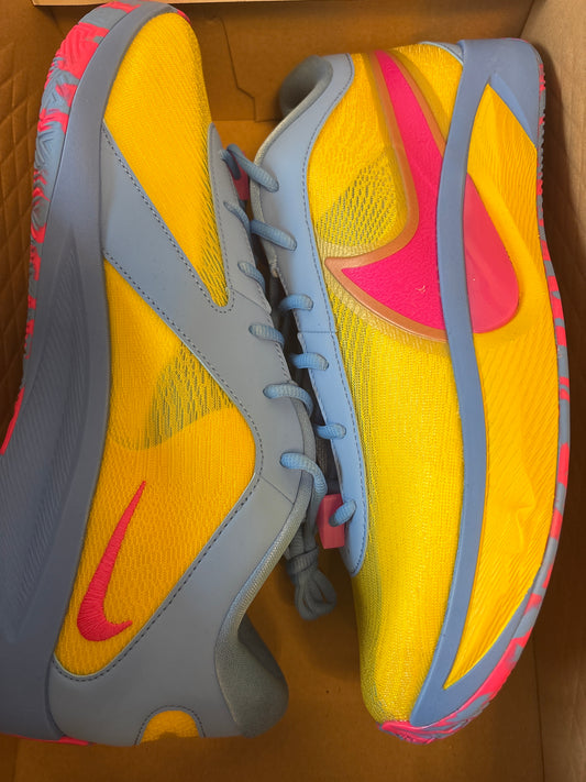 Nike Giannis Freak 6, in gelb/blau, Größe wählbar