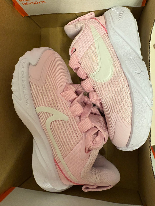 Nike Star Runner 4, Gr. 18,5 in weiss/rosa