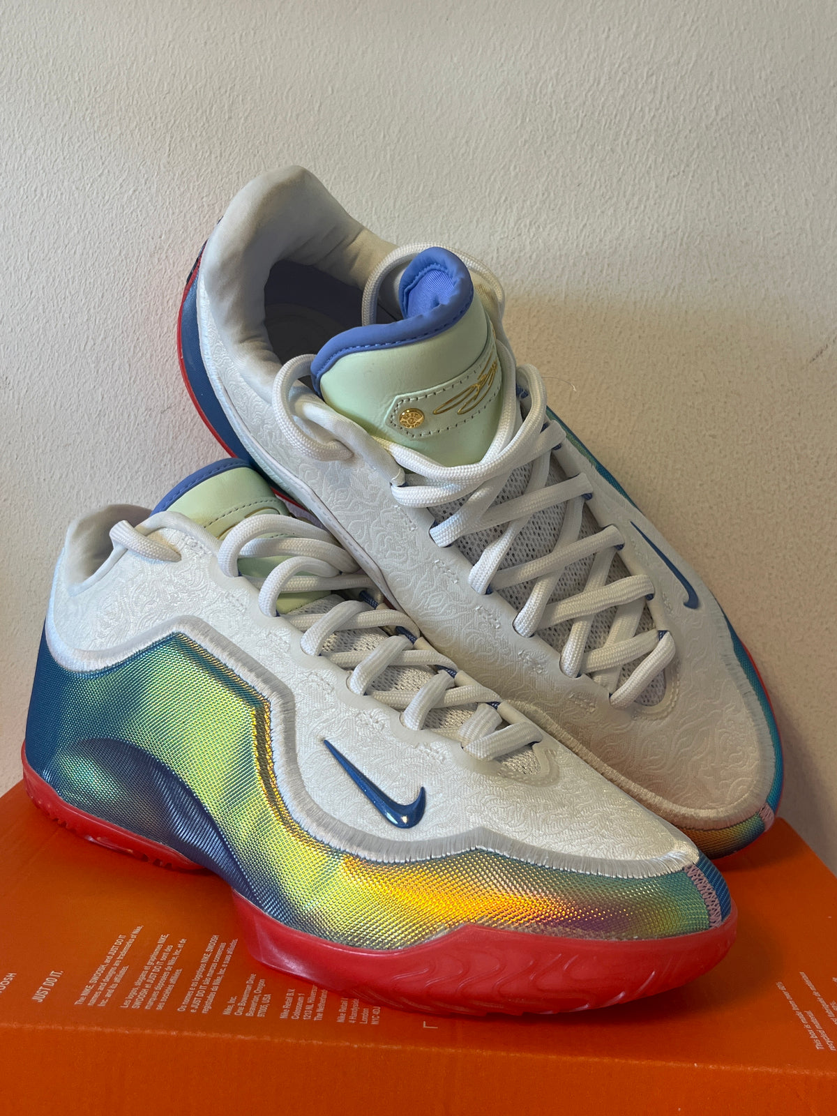 LeBron 23 in weiß/bunt (schimmernd) mit goldenen Details + Schuhbeutel und Buch, Größe 45