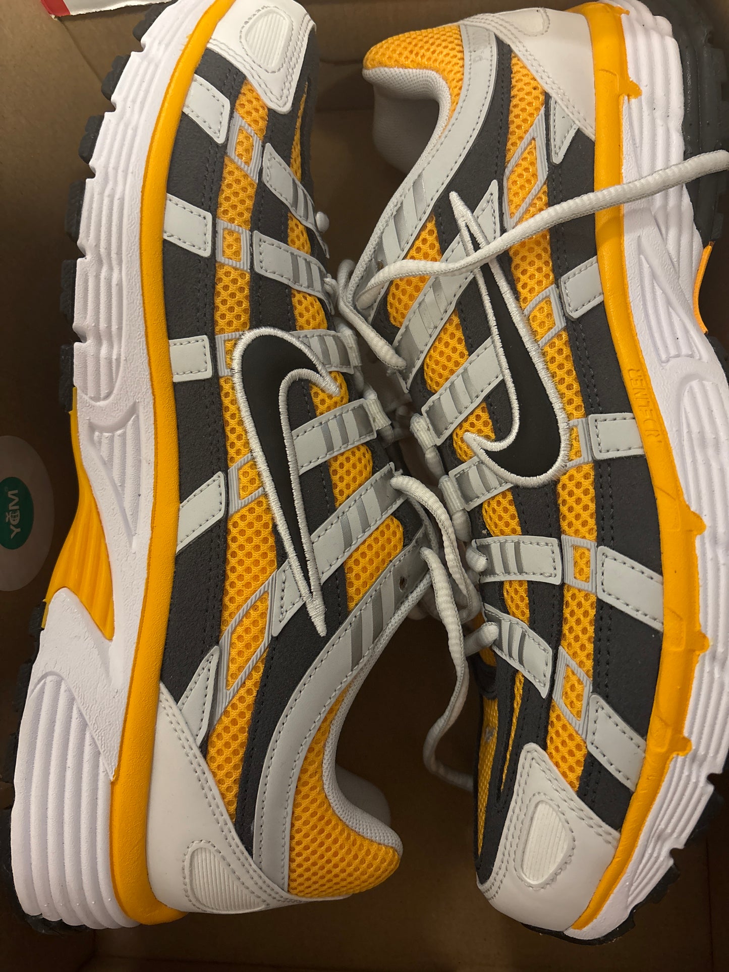 Nike P-6000 in gelb/schwarz/weiss, Größe wählbar