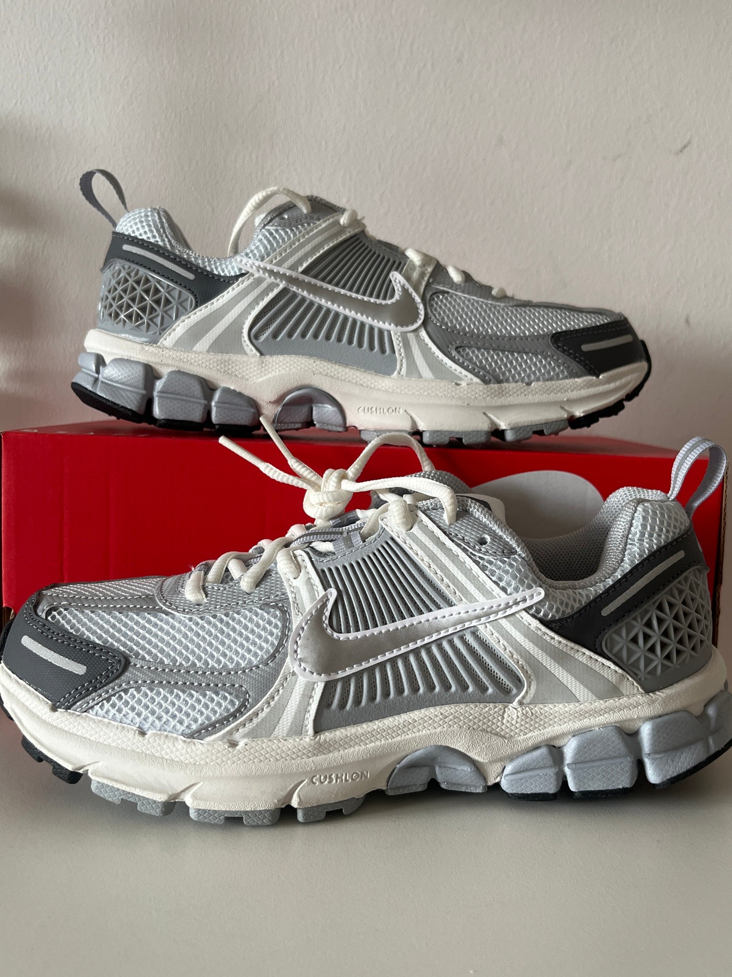 Nike Vomero 5 in grau/weiß/silber/schwarz, Größe 38