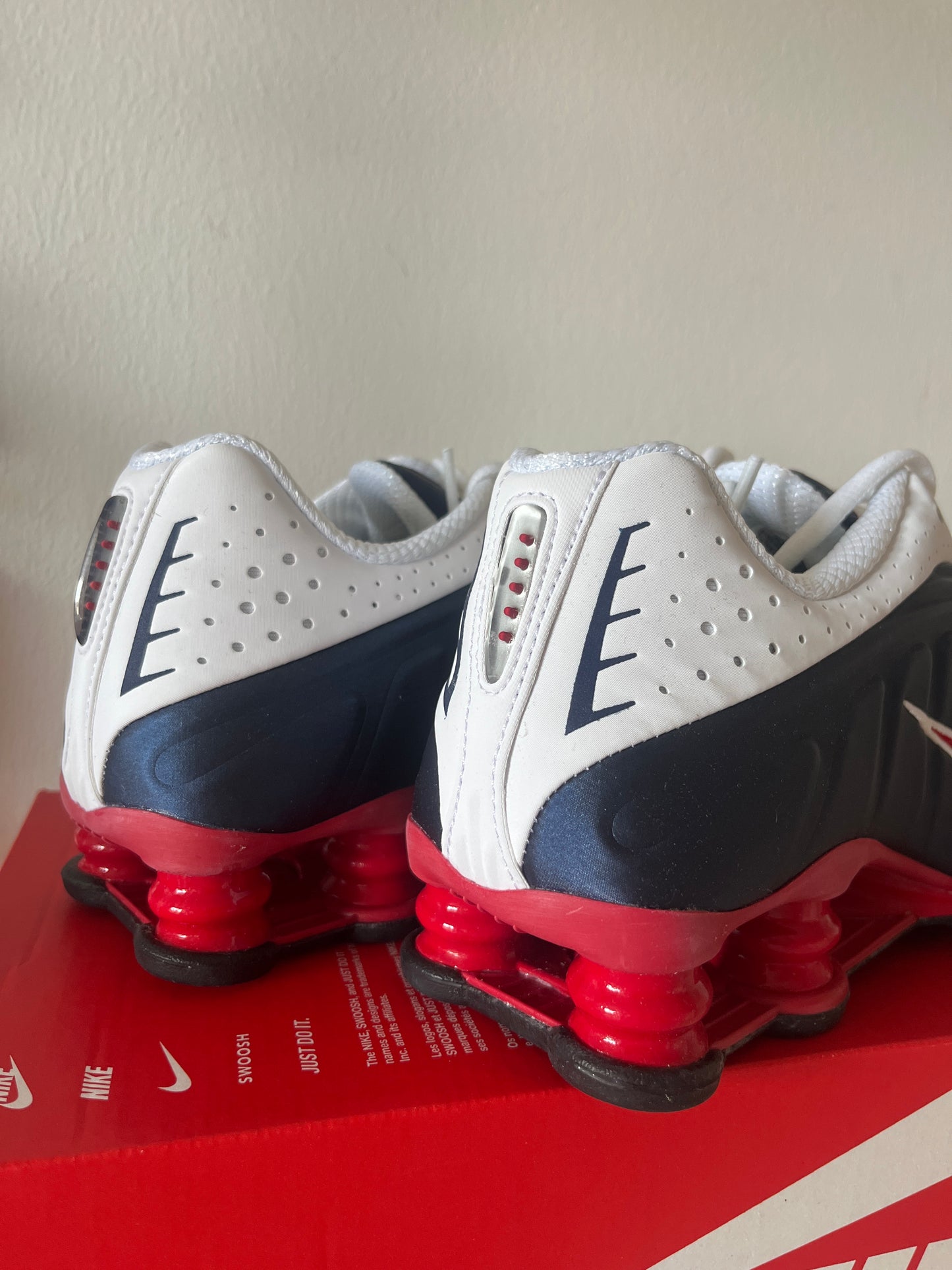 Nike Shox R4 in dunkelblau/rot/weiß, Größe 40,5