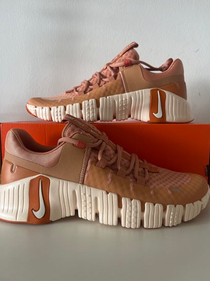 Nike Free Metcon 5 in weiss/orangebraun, Größe 43