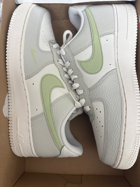 Nike Air Force 1, weiss/grau/grün in Größe wählbar