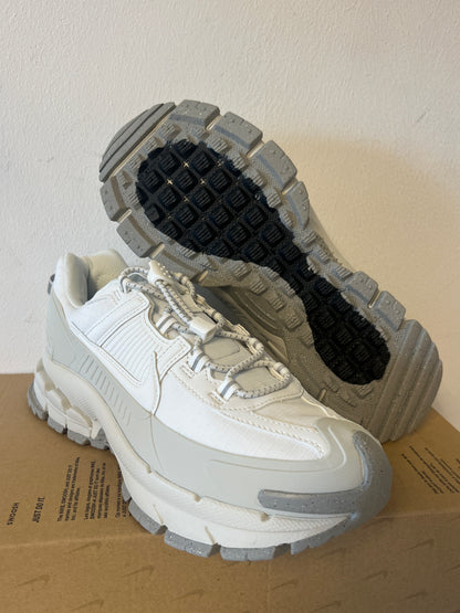 Nike Zoom Vomero Roam in weiss/creme, Größe wählbar
