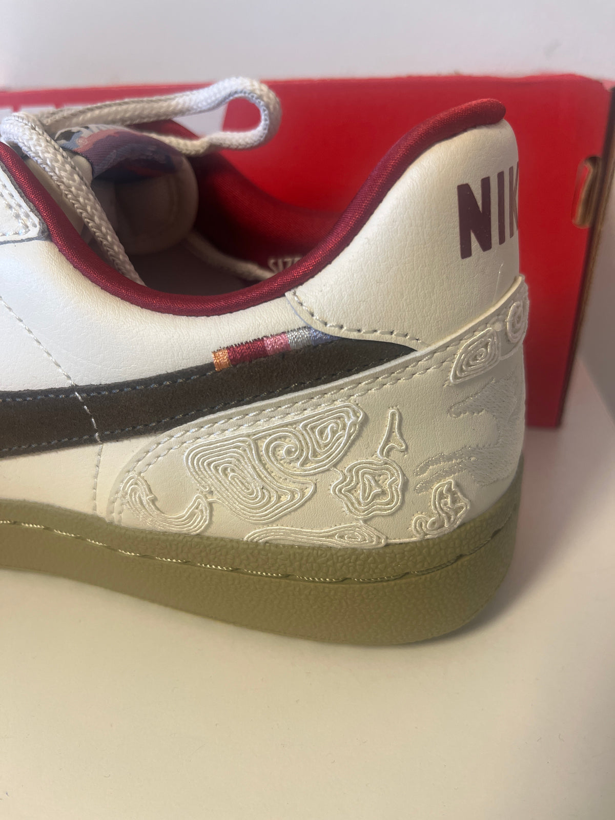 Nike General Field in beige/braun/rot mit Mustern, Größe 43