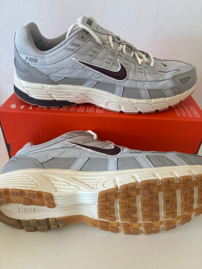 Nike P-6000 in grau/weiss/Burgunder, Größe 46