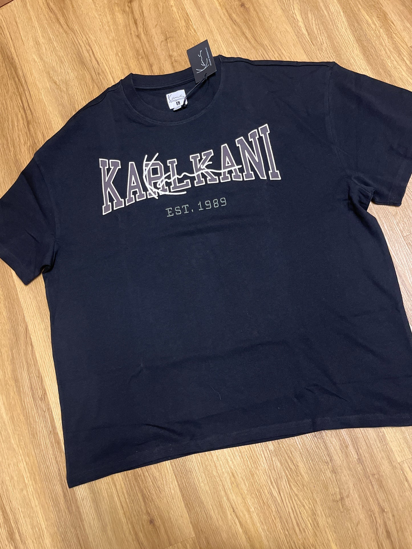 Karl Kani Tshirt in schwarz mit großem Schriftzug in weiß/schwarz/grau Größe L