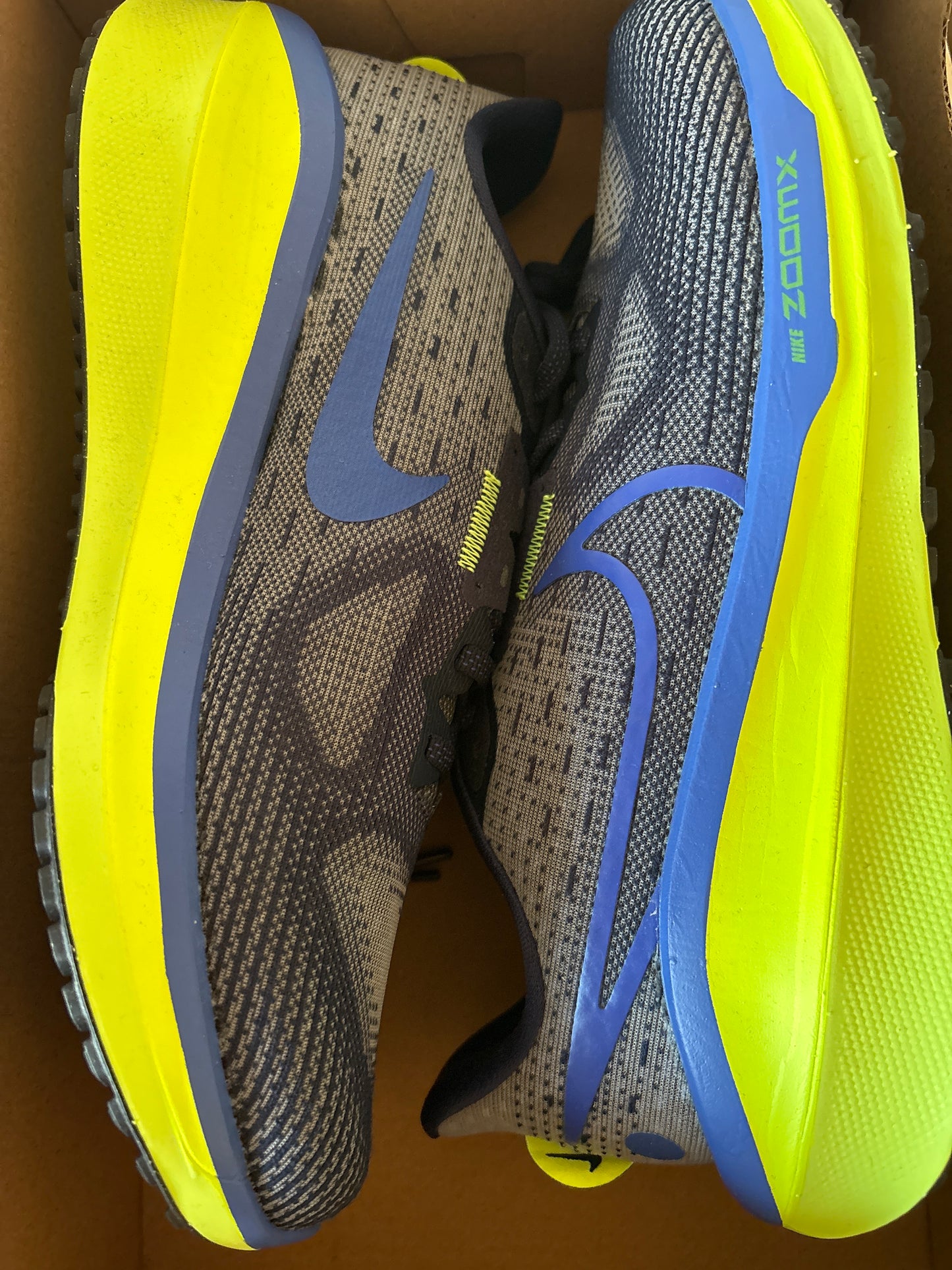 Nike Vomero 17 in gelb/blau/schwarz, Größe 40