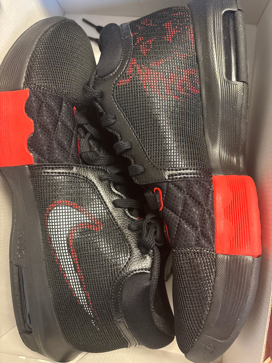 Nike Lebron Witness VIII, in schwarz/rot, Größe 47,5