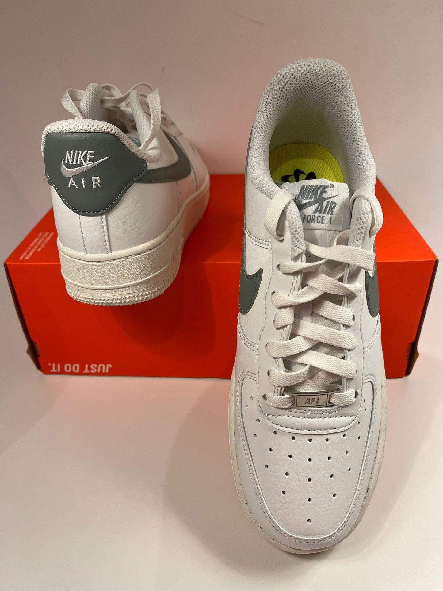 Nike Air Force 1 weiß mit dunkelgrünem Nike Logo, Größe 40