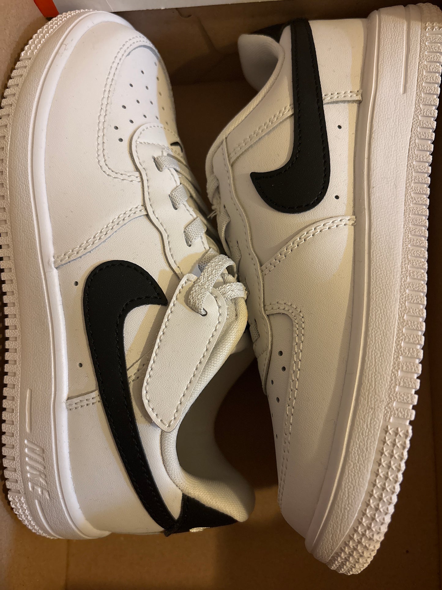 Nike Air Force 1, weiss/schwarz Größe 33
