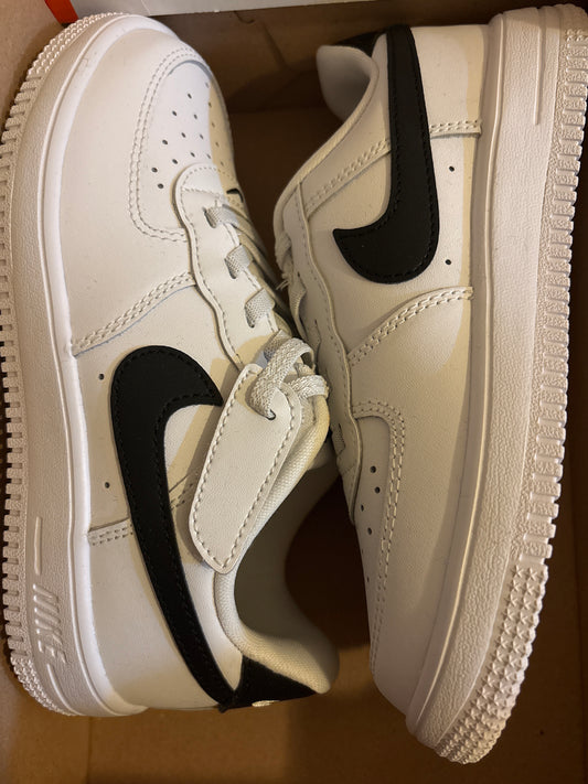 Nike Air Force 1, weiss/schwarz Größe 33