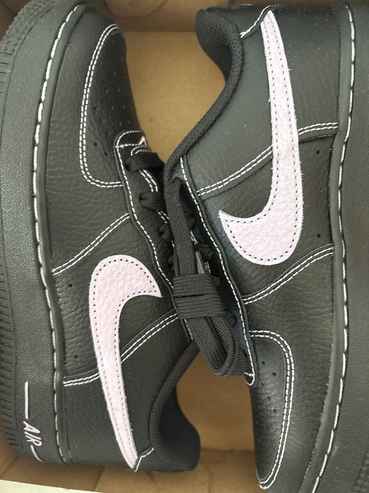 Nike Air Force 1 schwarz/lila, Größe 34