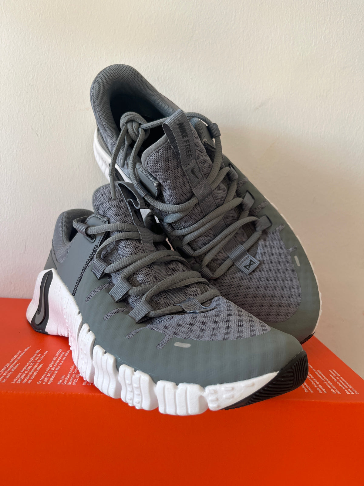 Nike Free Metcon 5 in grau/weiß/schwarz, Größe 41