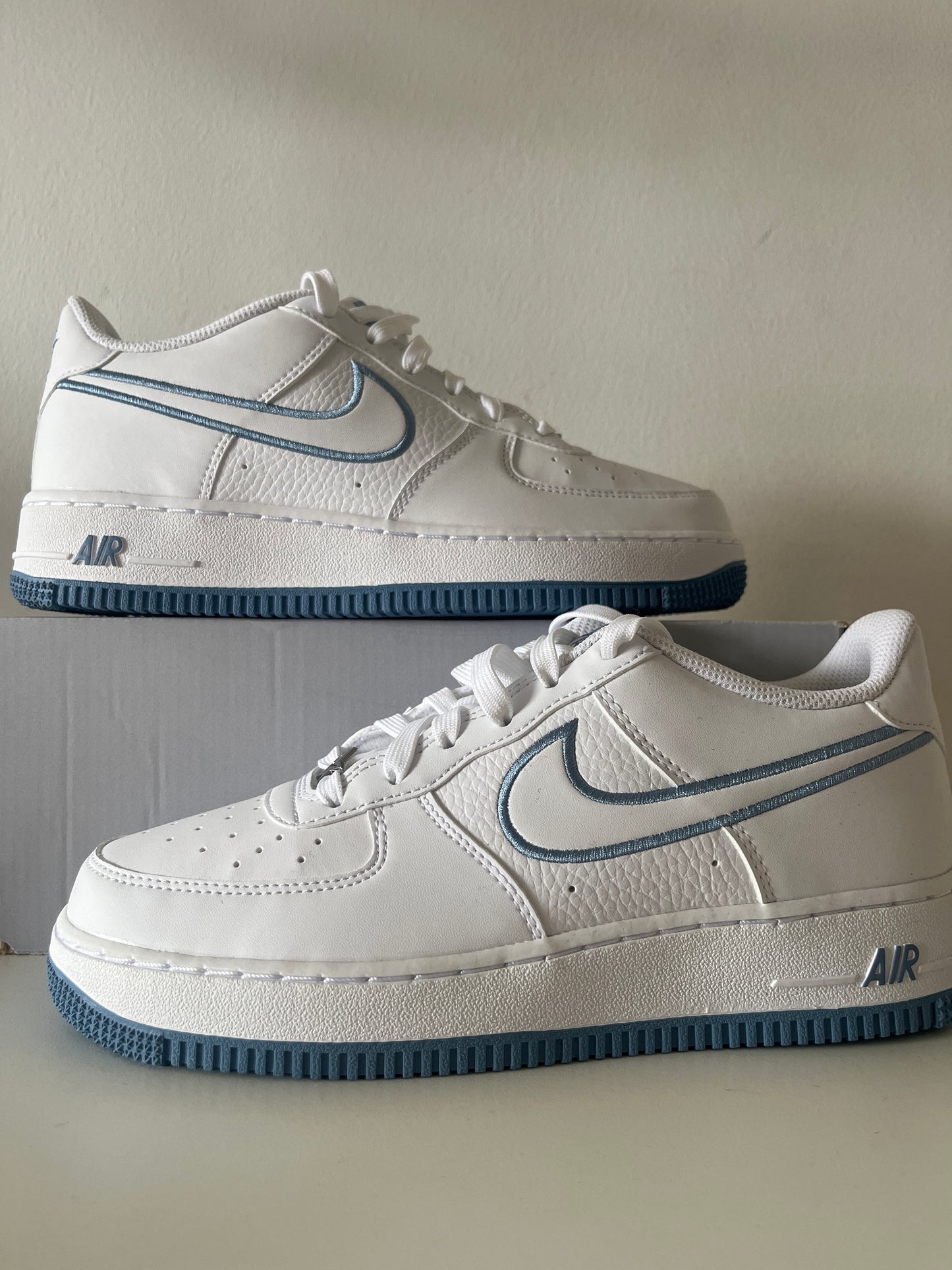 Nike Air Force 1 in weiß/blau mit Sternchen, Größe 38,5