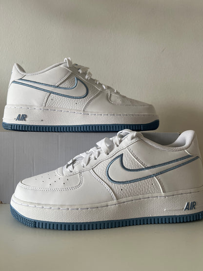 Nike Air Force 1 in weiß/blau mit Sternchen, Größe 38,5