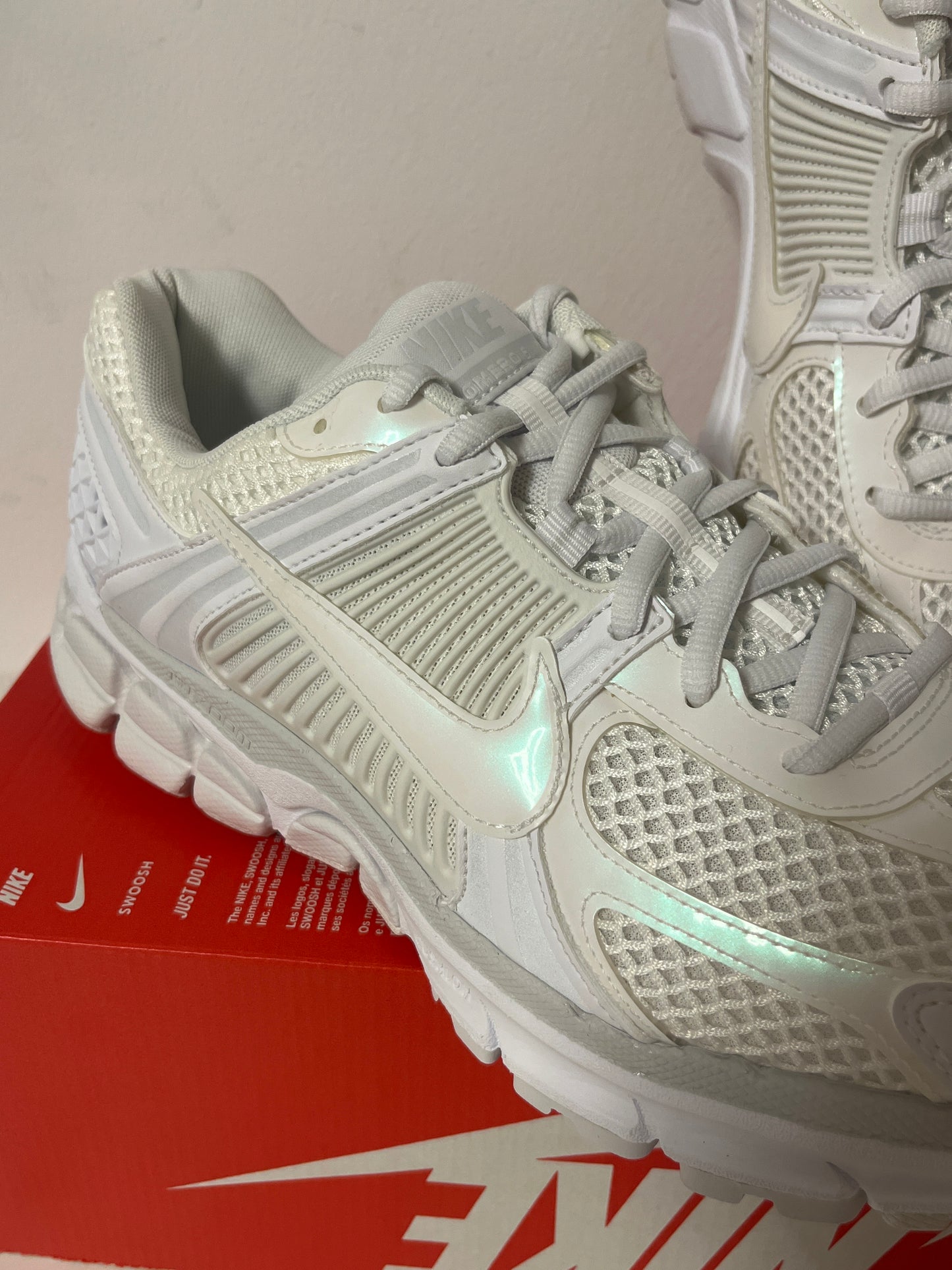 Nike Zoom Vomero 5 in weiß mit schimmernden Details, Größe 42,5