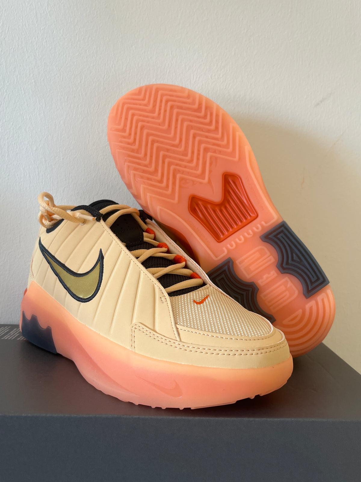 Nike Lebron Witness IX in orange/gold/schwarz, Größe wählbar