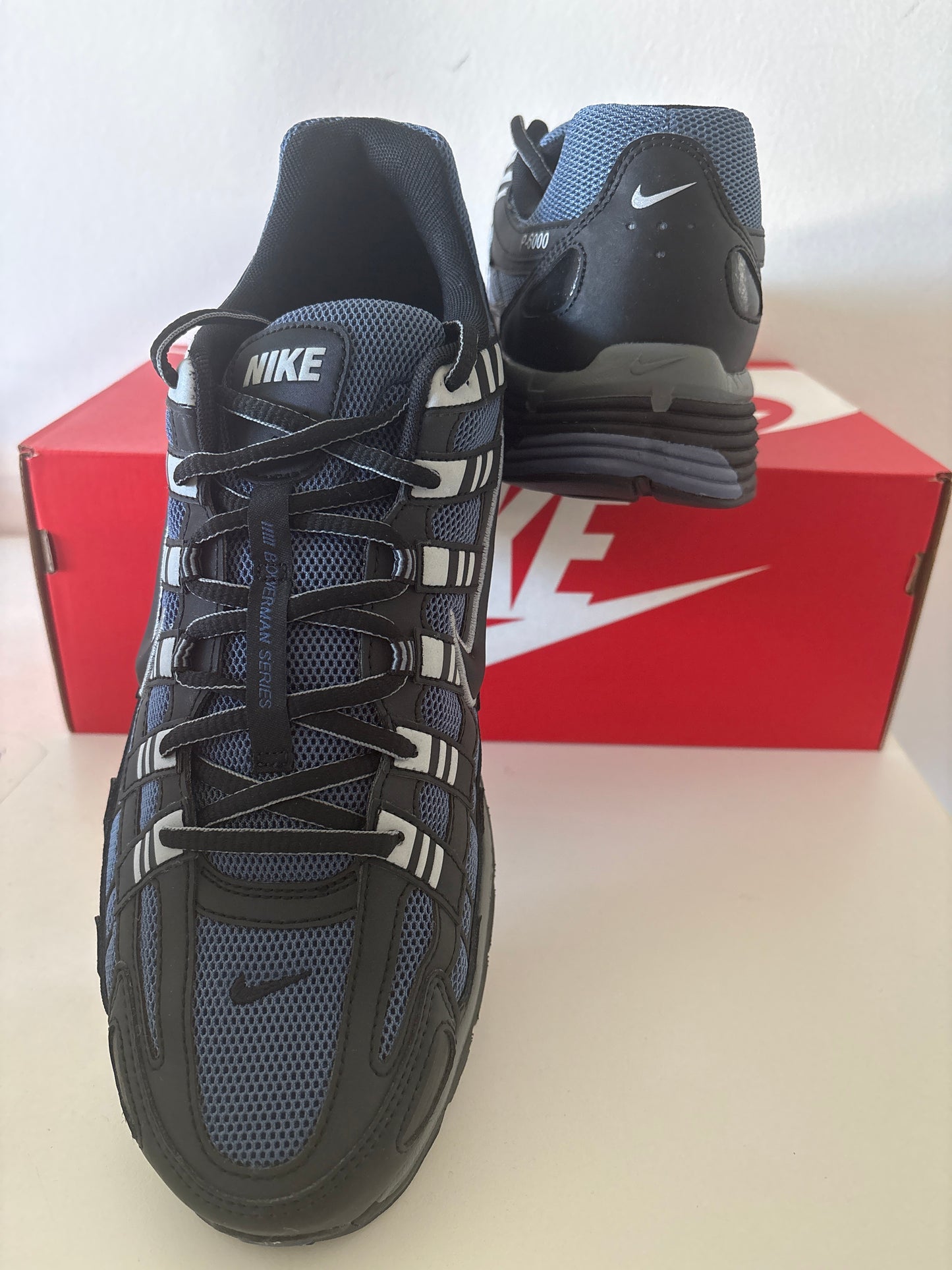Nike P-6000 in schwarz/blau, Größe 38,5