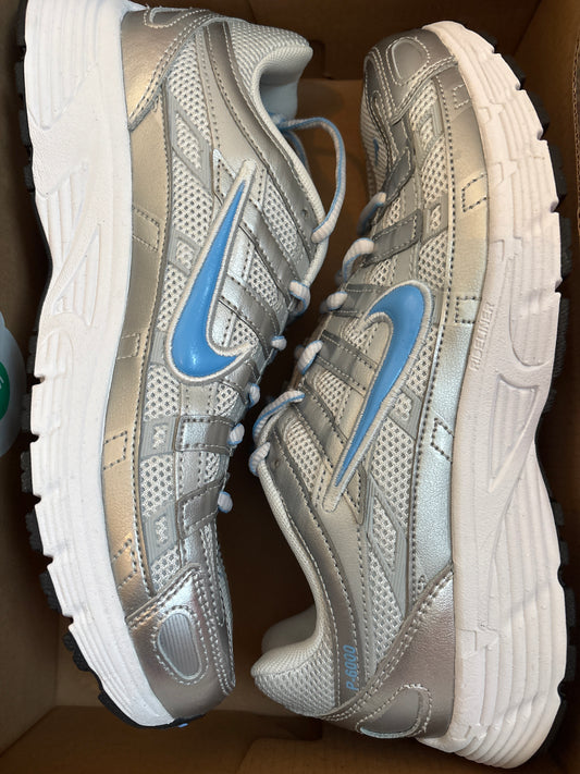 Nike P-6000 in grau/silber/hellblau, Größe 38