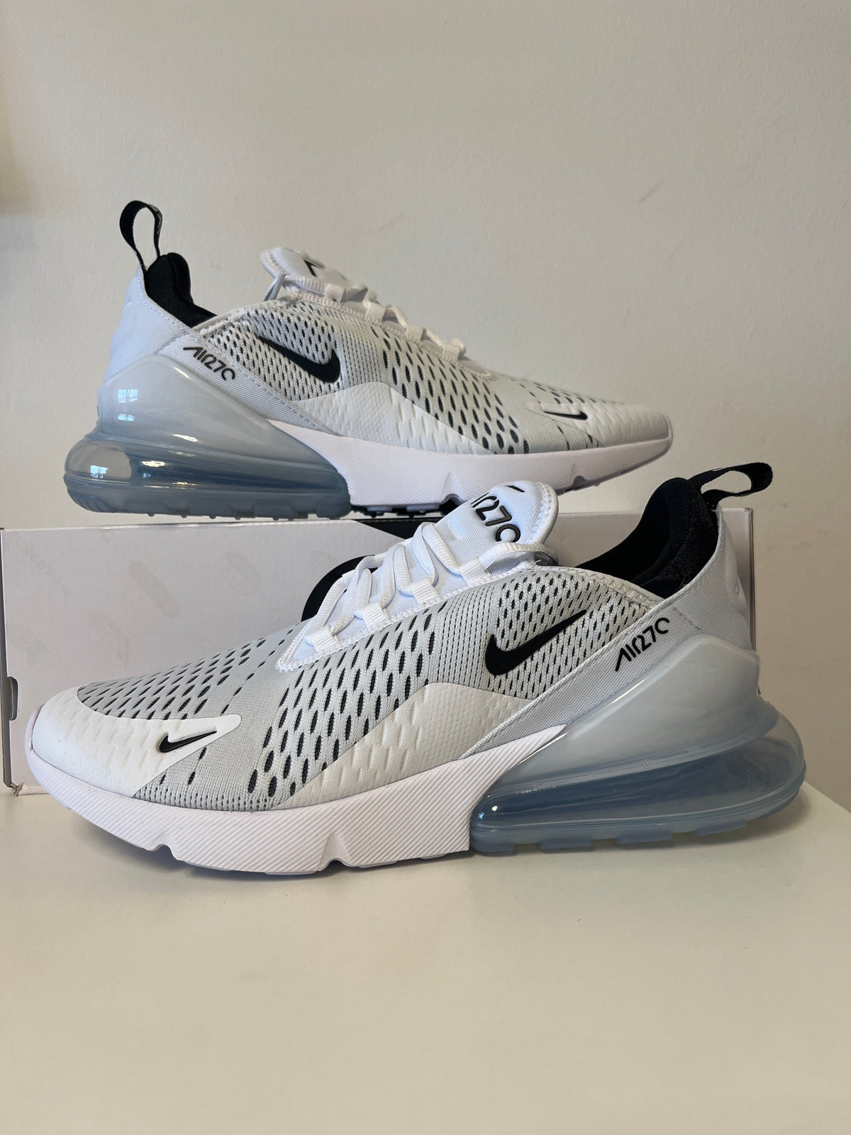 Nike Air Max 270 in weiß/grau/schwarz, Größe wählbar