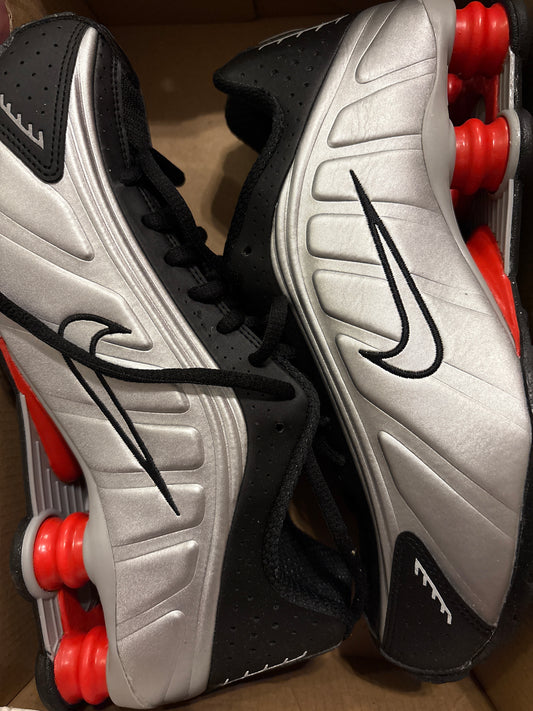 Nike Shox R4 in Silber/rot/schwarz, Größe 39