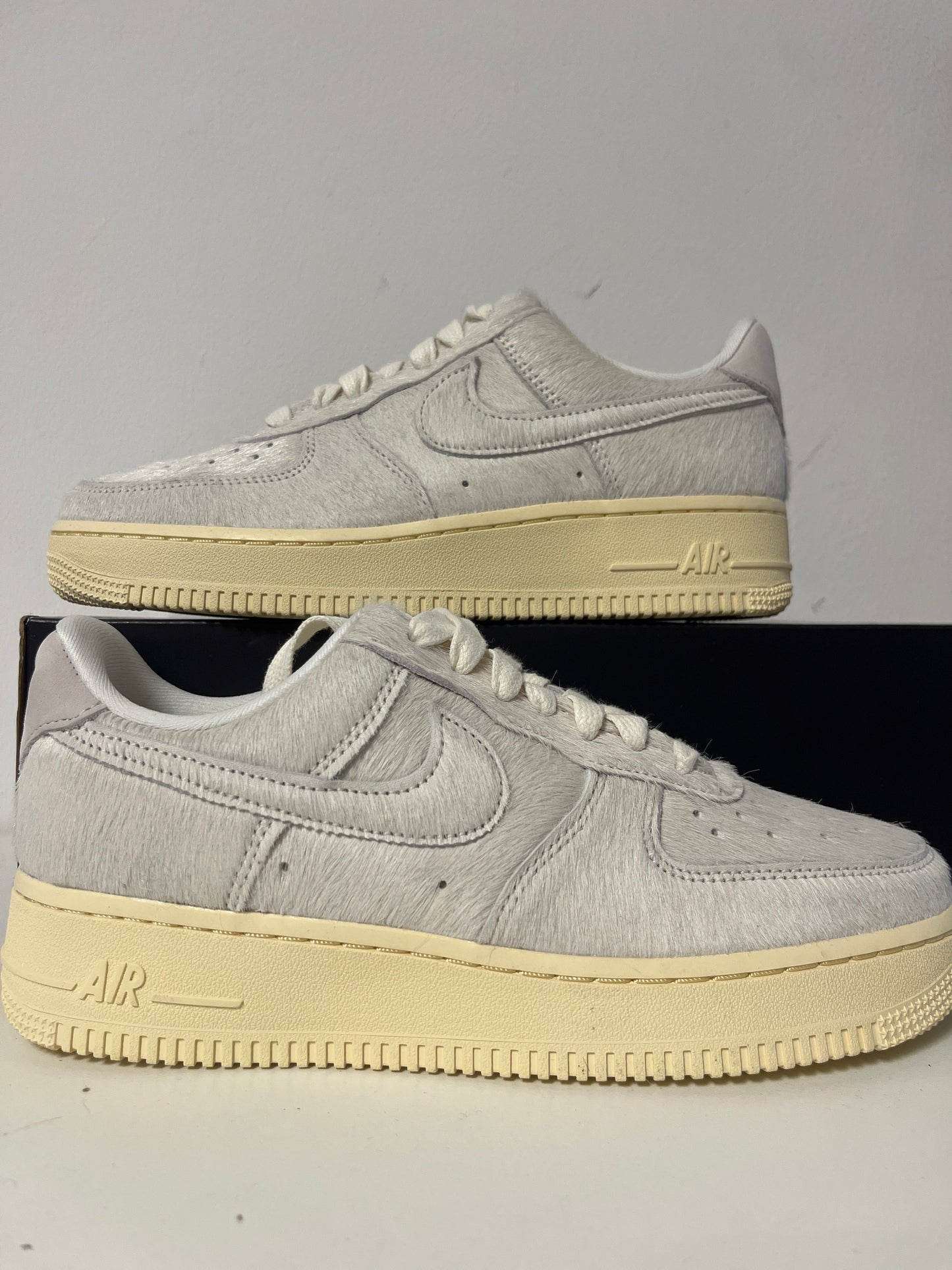 Nike Air Force 1 '07 in beige/grau haarig, Größe 39