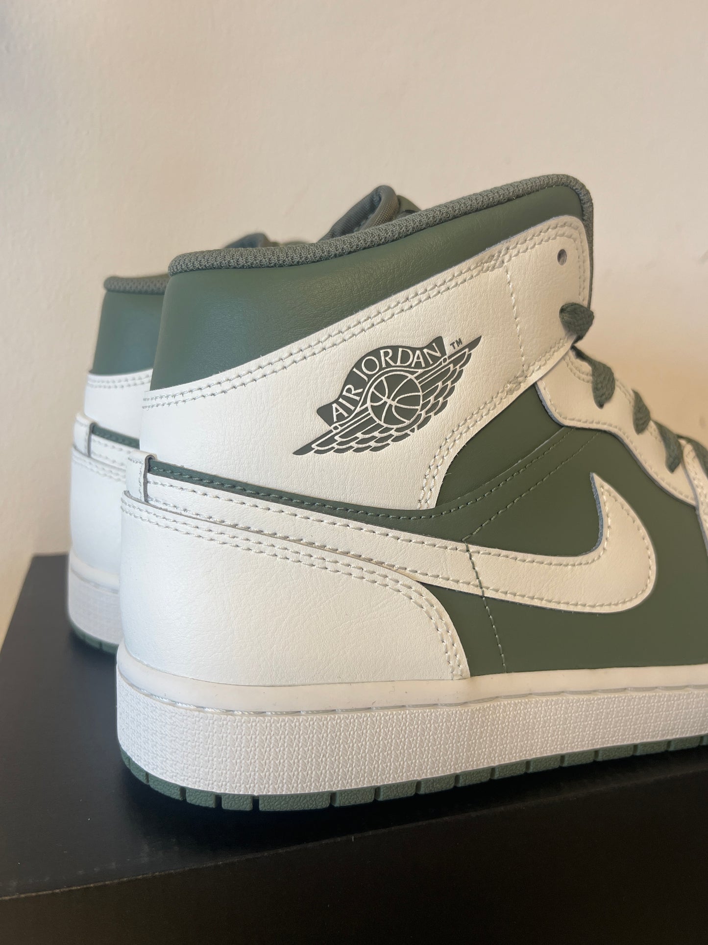 Air Jordan 1 MID khaki/weiß, Größe 46