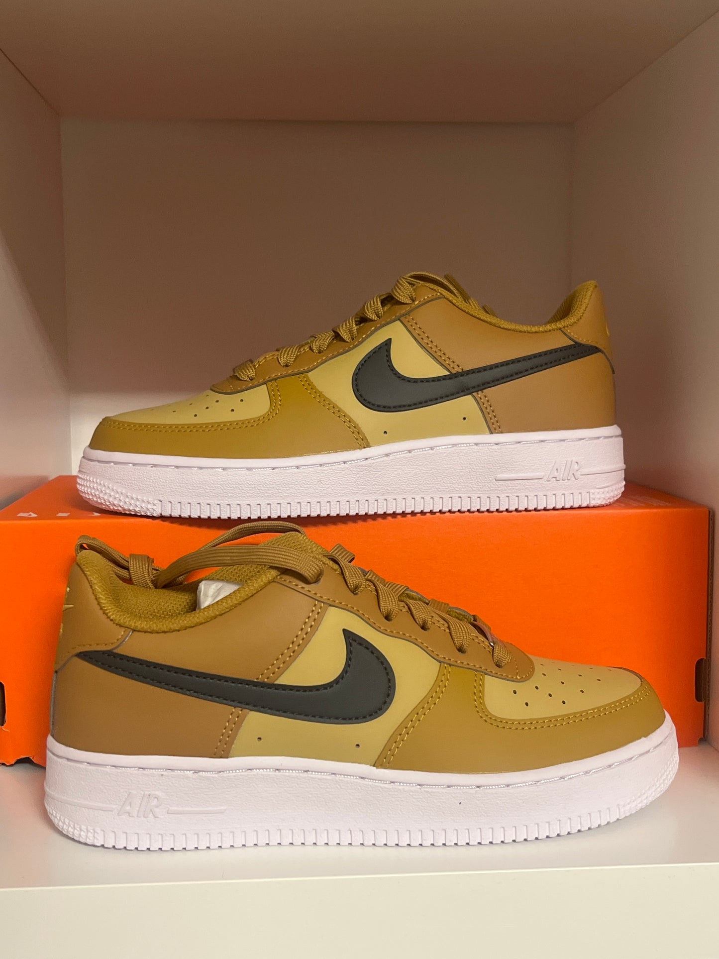 Nike Air Force 1 in verschiedenen Brauntönen, Größe 37,5