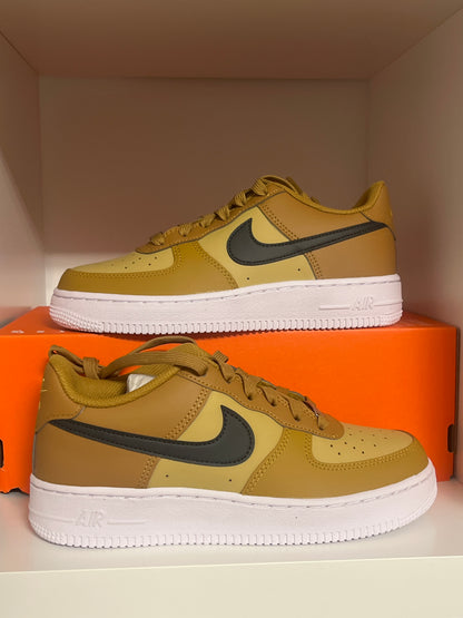 Nike Air Force 1 in verschiedenen Brauntönen, Größe 37,5