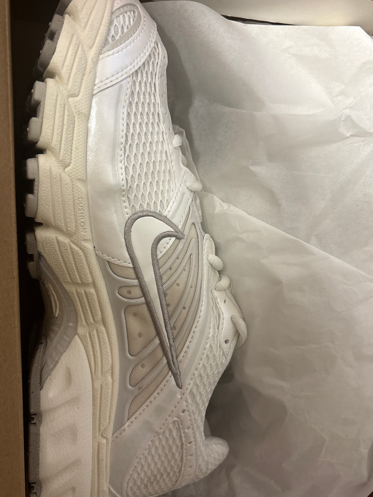 Nike Air Max Moto 2K in weiß/creme, Größe wählbar