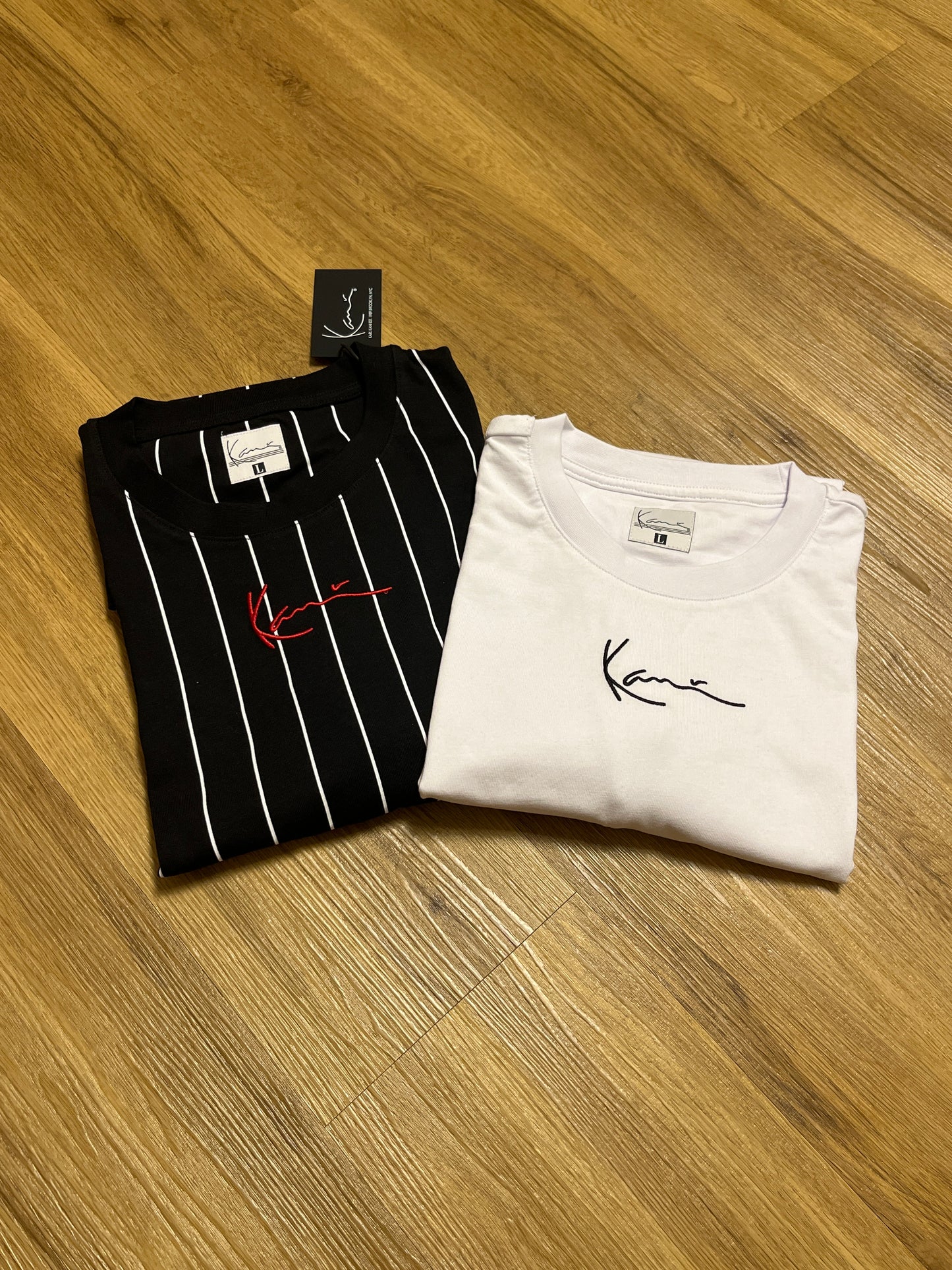 Karl Kani Tshirts 2er Set in schwarz/weiß/rot und weiß, Größe L