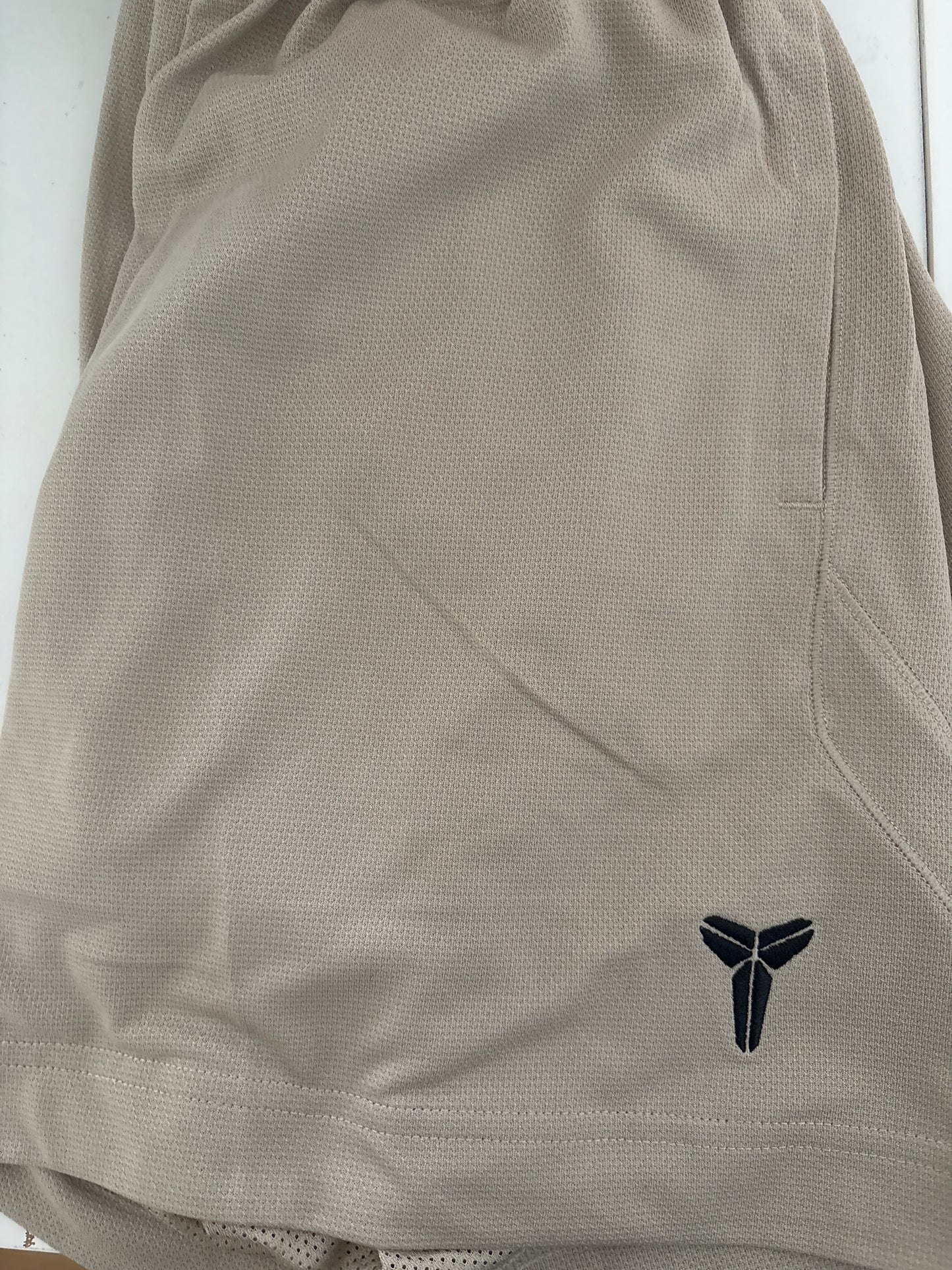 Nike kurze Kobe Hose, dunkles beige, Größe M