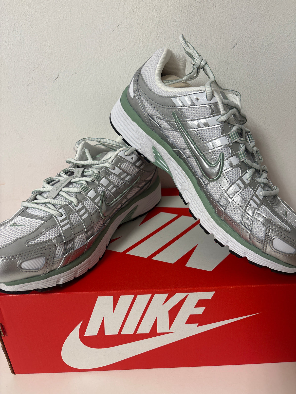 Nike P-6000 in grünton/weiss/silber, Größe wählbar