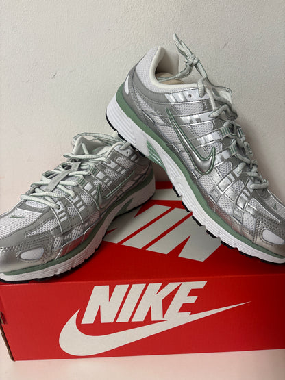 Nike P-6000 in grünton/weiss/silber, Größe wählbar