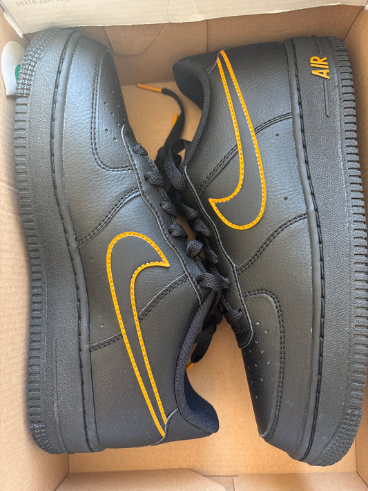 Nike Air Force 1, schwarz/orange Größe 38