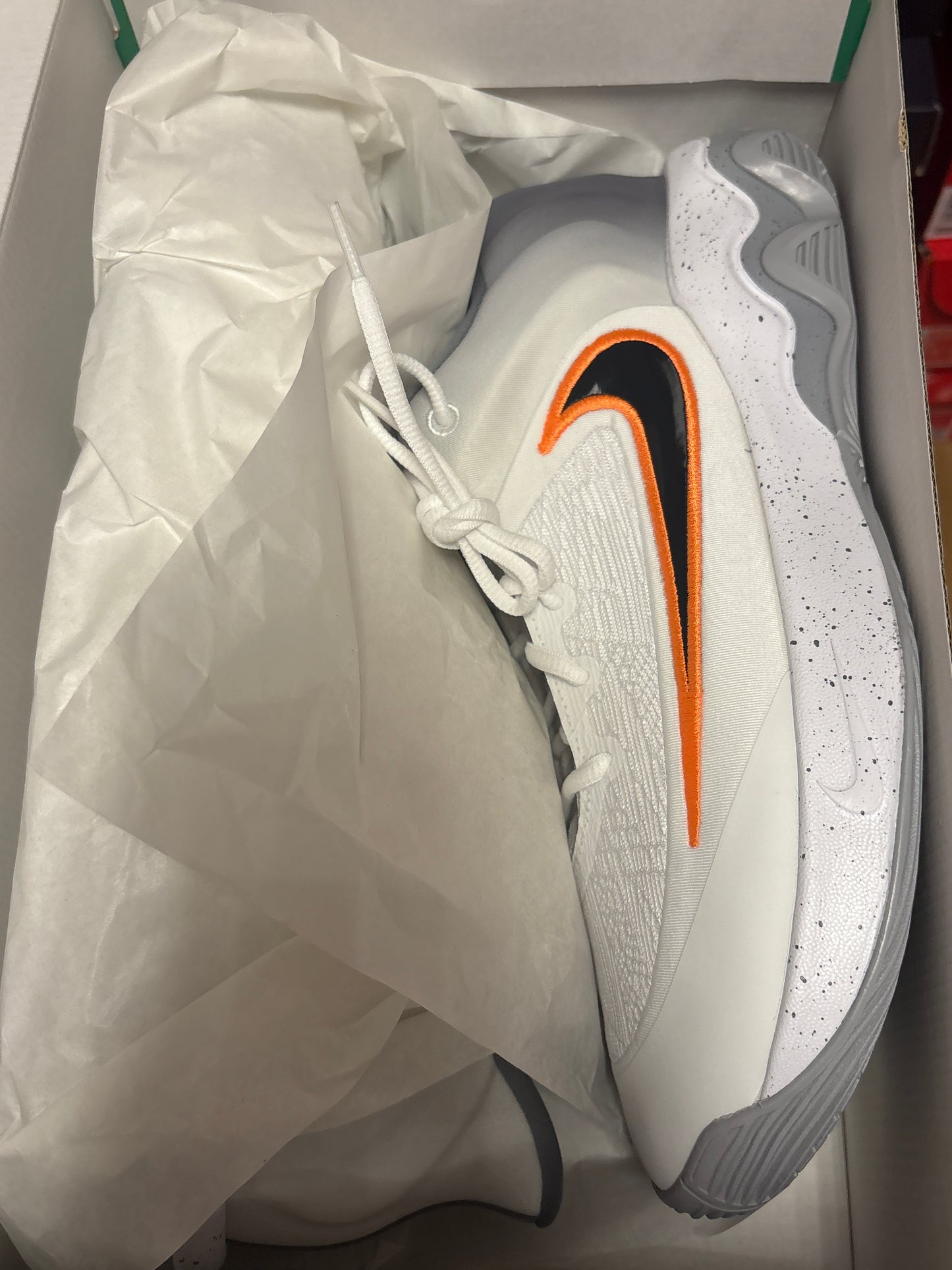 Nike Giannis Immortality 4 in weiß/schwarz/orange, Größe 48