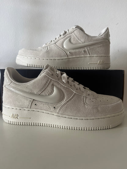 Nike Air Force 1 '07 in creme mit dickem Swoosh aus Wildleder, Größe 40
