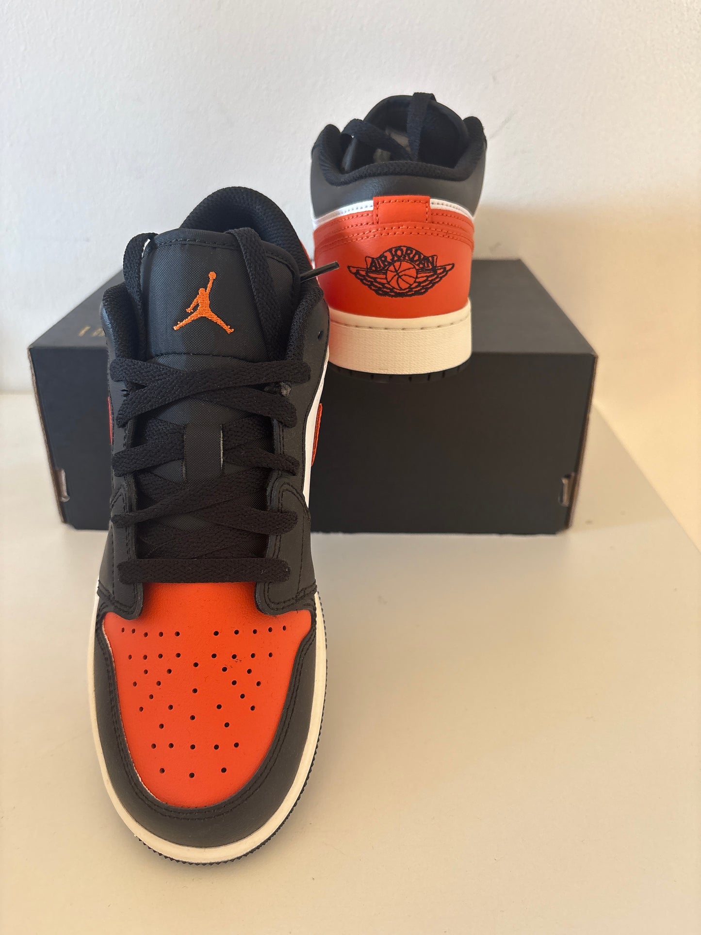Nike Jordan Low, in weiss/schwarz/orange, Größe wählbar
