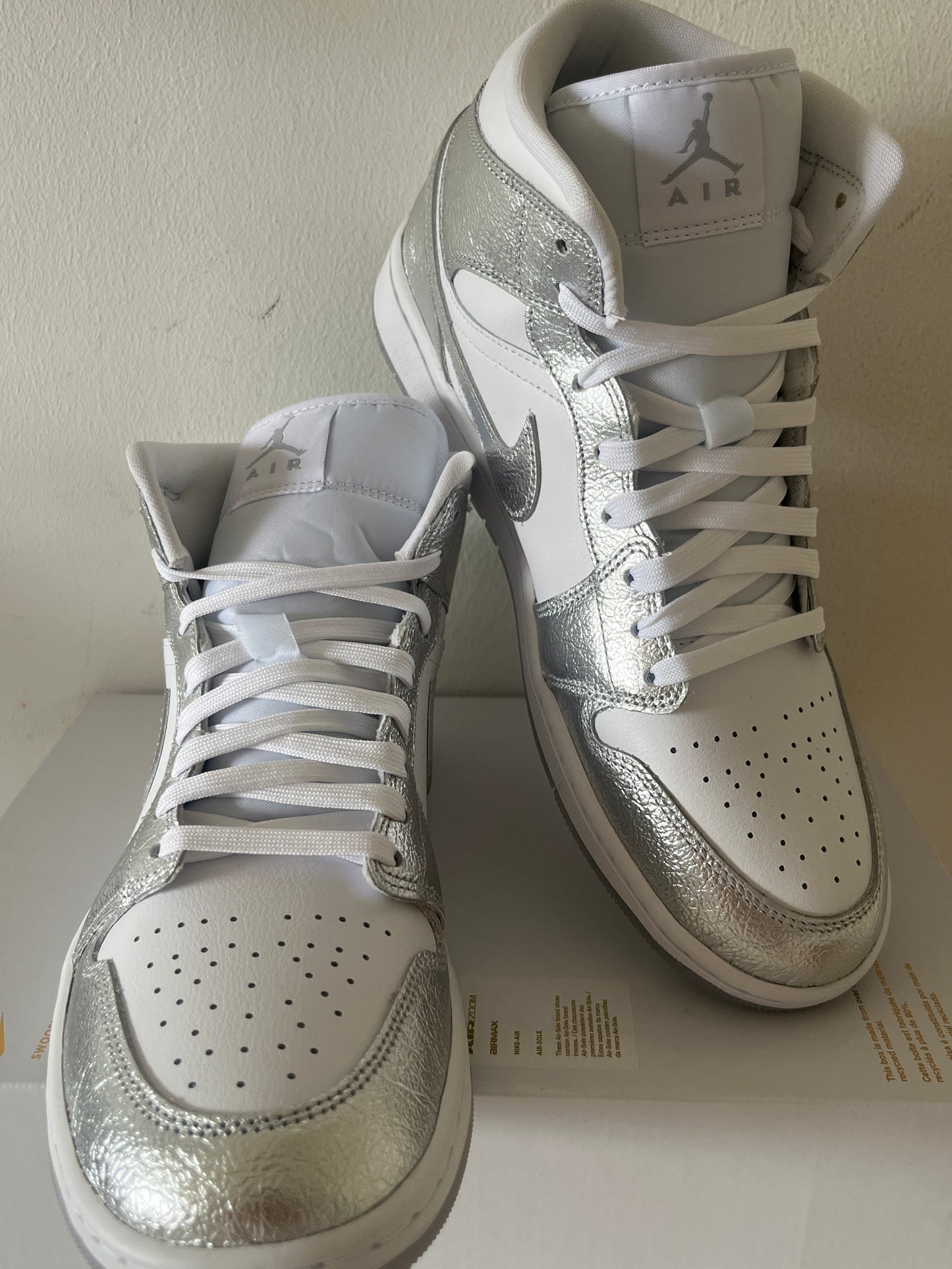 Nike Air Jordan 1 MID in silber/weiß, Größe 44