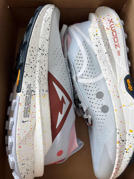 Nike Zoomx Zegama Trail 2 weiss/hellblau/braun, Größe 38,5