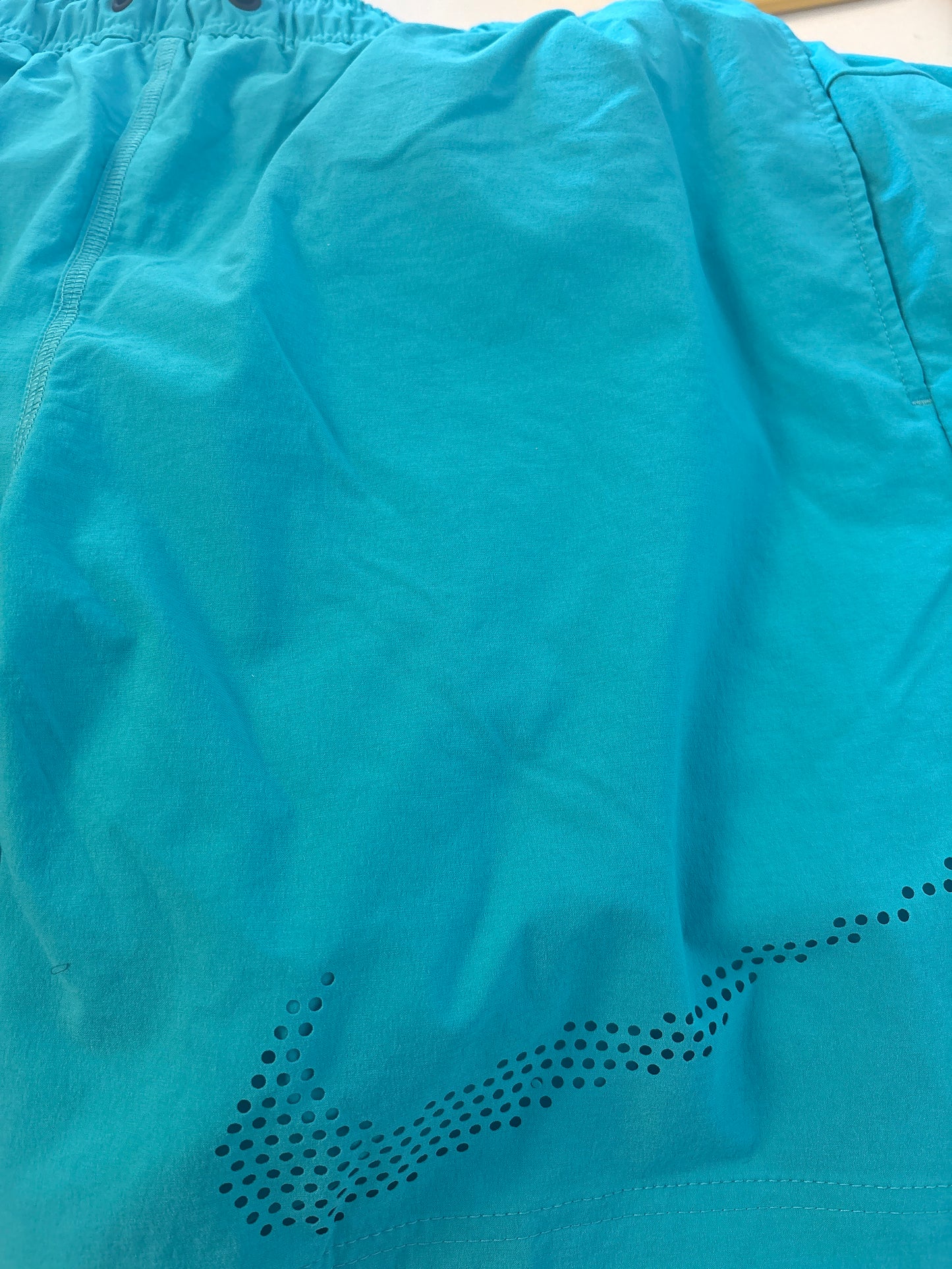 Nike Techhose kurz in Türkis, Größe L