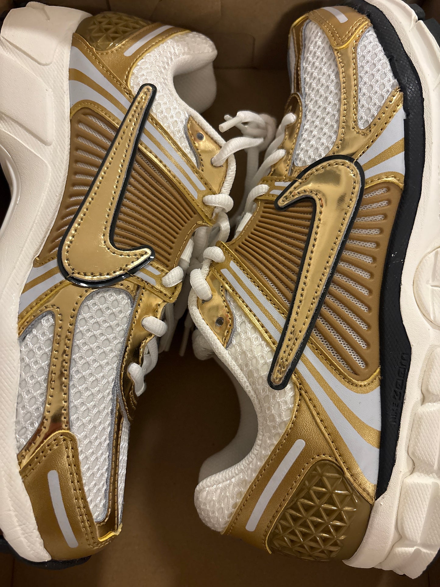Nike Zoom Vomero 5 in Gold/weiss/schwarz, Größe 35,5