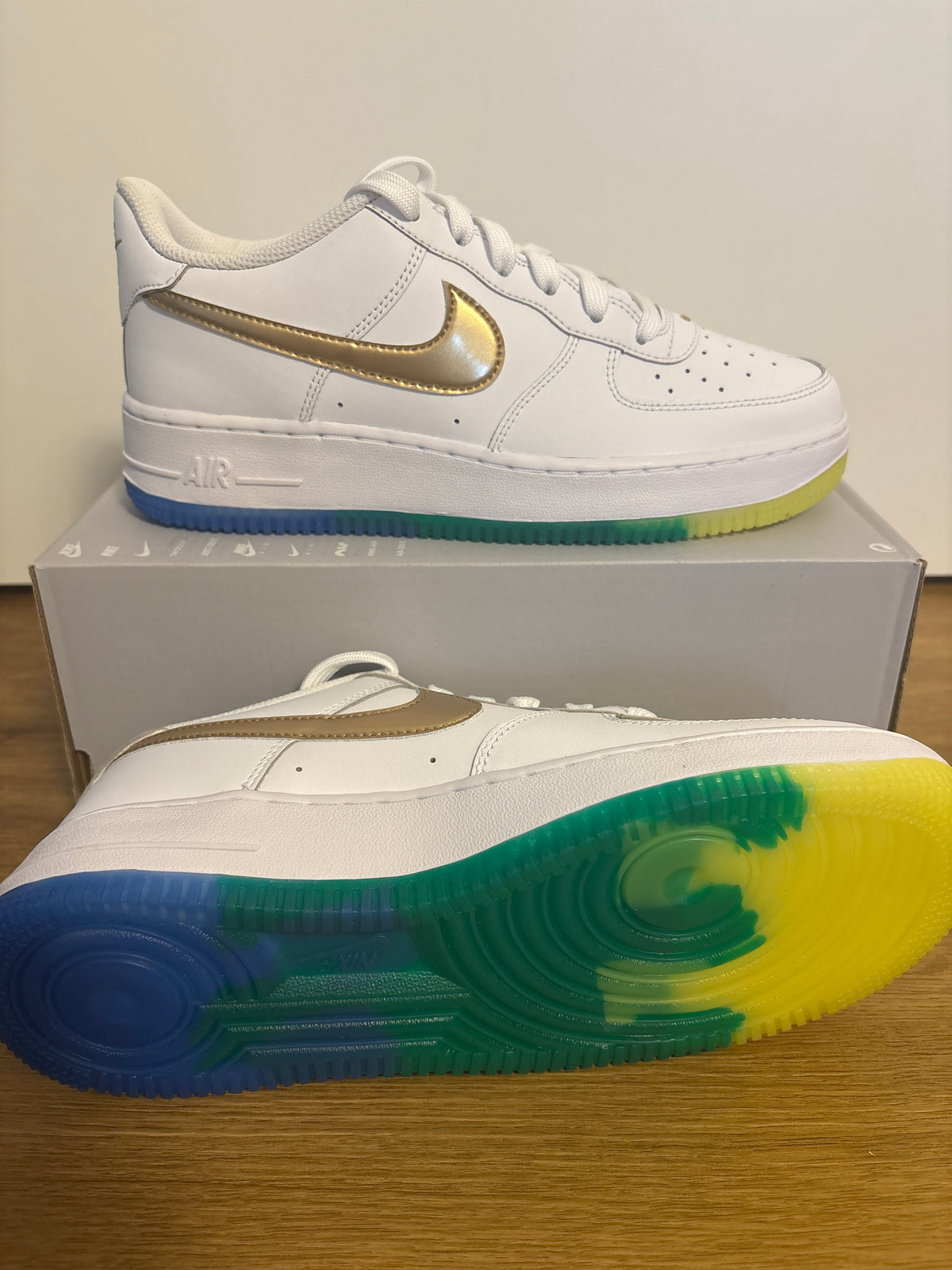 Nike Air Force 1 in weiß/verschiedene Farben, Größe 39