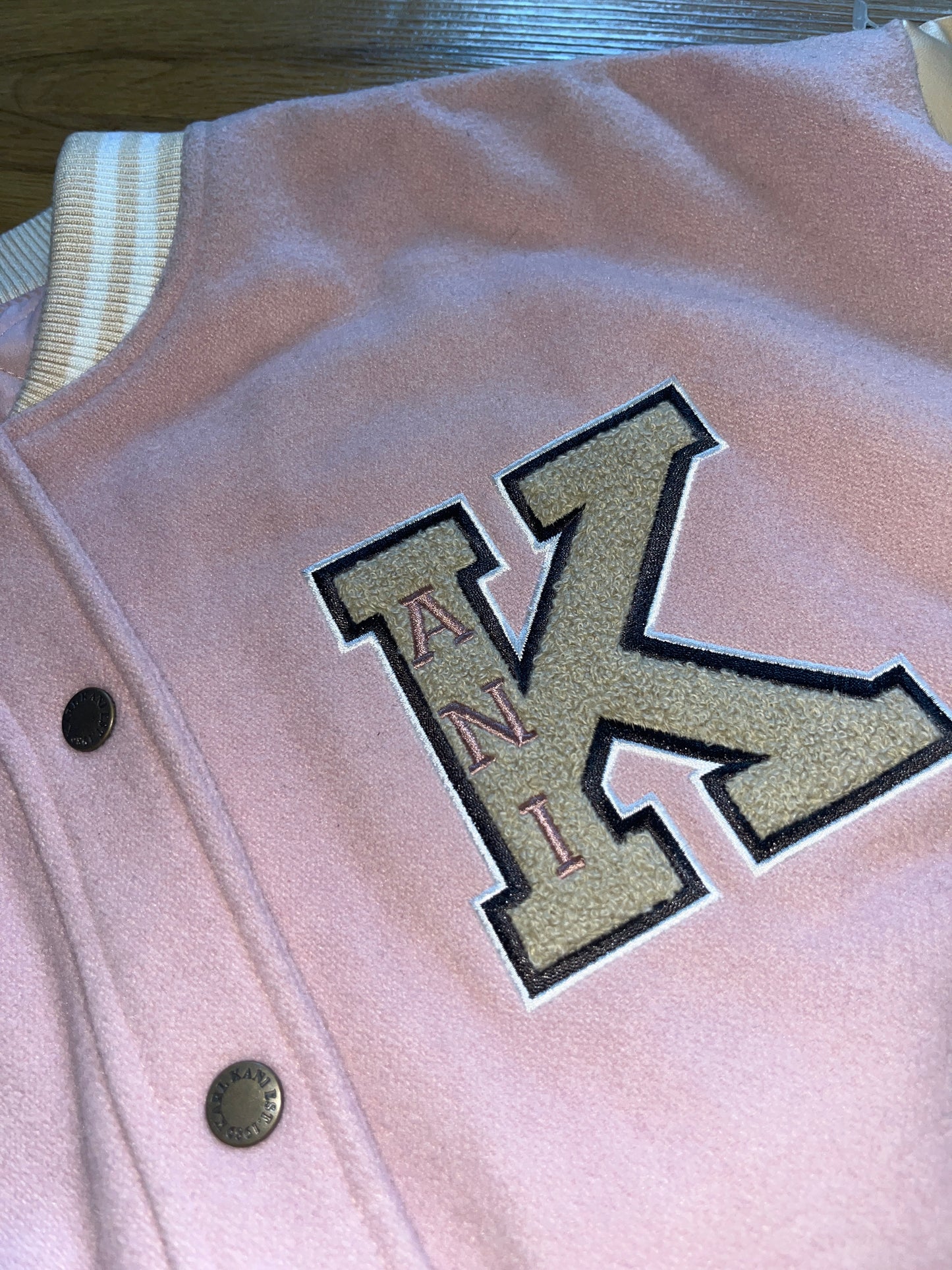 Karl Kani Damen College Jacke in rosa/creme, Größe XS