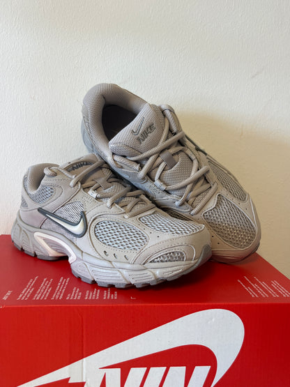 Nike V5 RNR in beige/grau, Größe 38,5